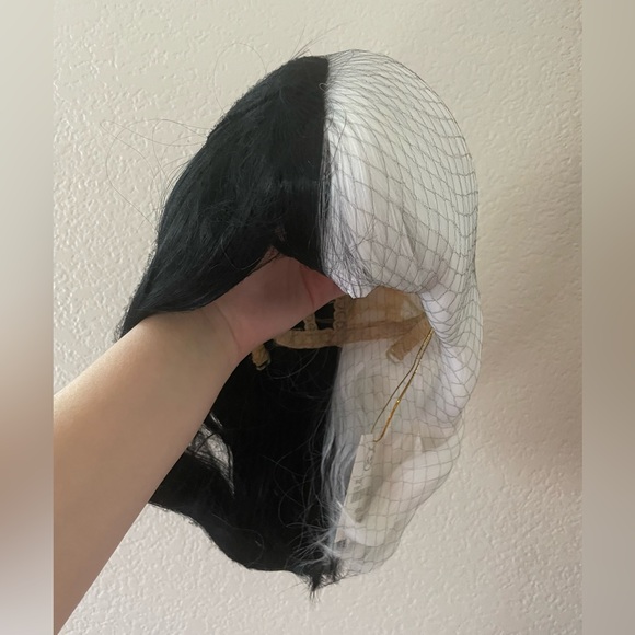 Cruella De vil Halloween wig - Picture 13 of 13